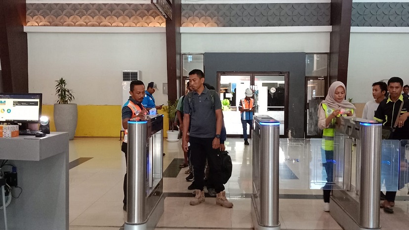 Suasana ruang tunggu penumpang di Pelabuhan Tanjung Emas Semarang yang dipadati pemudik jelang libur Natal