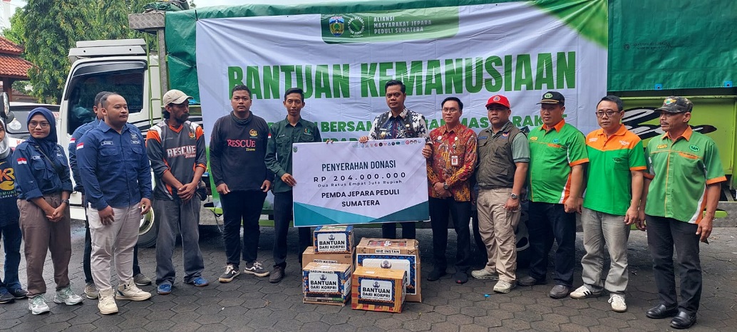 Bupati Jepara Witiarso Utomo melepas truk bantuan logistik untuk korban bencana alam Sumatera Barat di halaman Setda Jepara