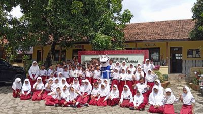 Maskot keselamatan lalu lintas bernama Zeta sedang menyapa dan berinteraksi dengan siswa SD Negeri 4 Terban di halaman sekolah