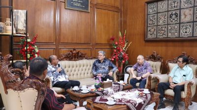 Bupati Banyumas Sadewo Tri Lastiono dan Direktur PT Sinar Tambang Arthalestari saat penandatanganan MoU jual beli RDF di Ruang Joko Kaiman