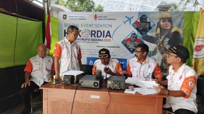 Kepala Inspektorat Purworejo R. Akhmad Kurniawan Kadir melakukan siaran radio amatir bersama anggota ORARI untuk kampanye anti korupsi