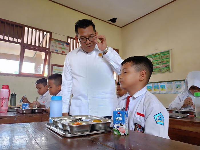 Sejumlah siswa di salah satu sekolah di Kabupaten Kendal saat menikmati progam MBG