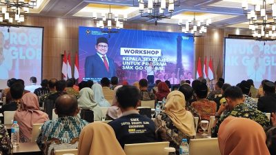 Deputi Kemenko PMK Leontinus Alpha Edison saat memaparkan program SMK Go Global dalam workshop penyerapan tenaga kerja lulusan vokasi di Semarang.