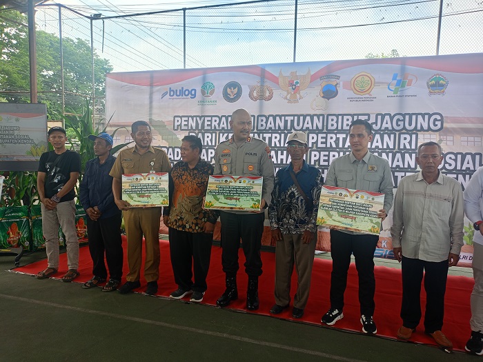 Kapolres Kendal AKBP Hendry Susanto Sianipar menyerahkan secara simbolis bantuan bibit jagung kepada perwakilan petani di Mapolres Kendal