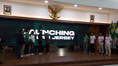 Management Persik Kendal berfoto bersama Bupati Dyah Kartika saat launching tim Liga 4 di Pendopo Kabupaten
