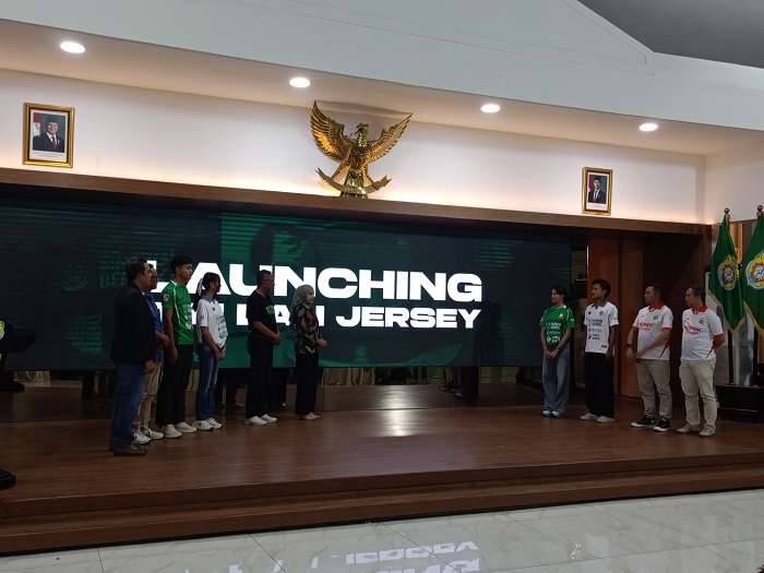 Management Persik Kendal berfoto bersama Bupati Dyah Kartika saat launching tim Liga 4 di Pendopo Kabupaten