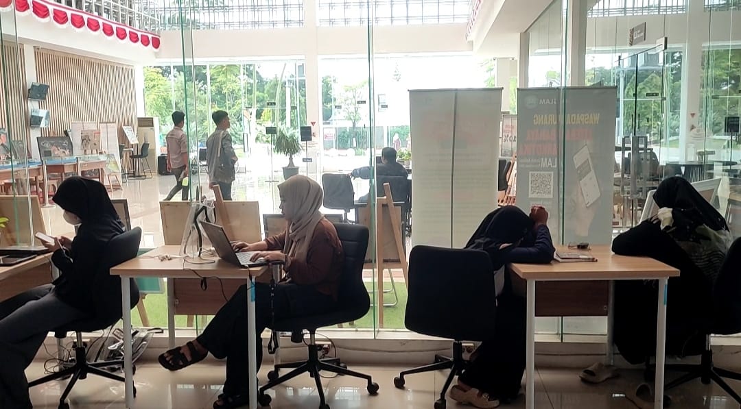 Suasana pengunjung yang memadati ruang baca Perpustakaan Daerah Kabupaten Kendal saat masa libur sekolah
