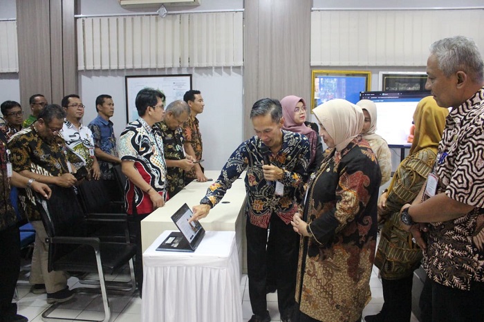 Bupati Purworejo Yuli Hastuti didampingi Kepala BKPSDM Agung Wibowo menekan tombol peresmian peluncuran aplikasi Sinergi dan Sapa ASN