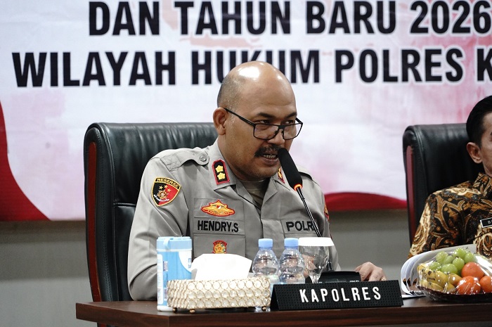 Kapolres Kendal AKBP Hendry Susanto Sianipar memberikan keterangan terkait pengamanan malam tahun baru.