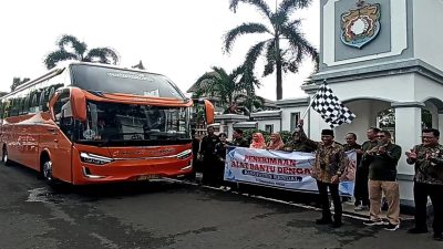 Pj Sekda Kendal Agus Dwi Lestari melepas keberangkatan rombongan anak tunarungu penerima bantuan alat dengar menuju Yogyakarta.