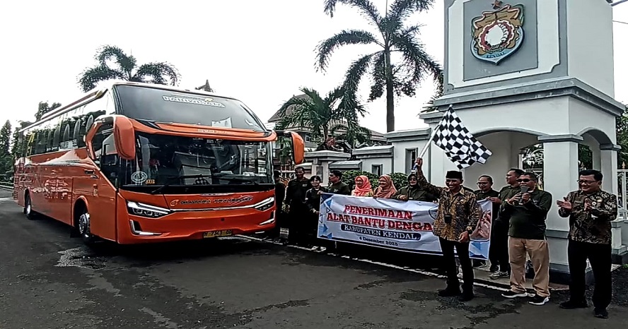Pj Sekda Kendal Agus Dwi Lestari melepas keberangkatan rombongan anak tunarungu penerima bantuan alat dengar menuju Yogyakarta.