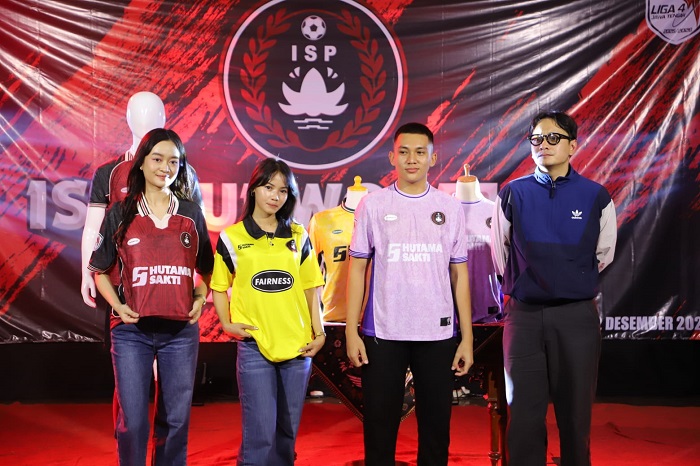 Para pemain ISP Purworejo memamerkan jersey kandang warna merah dan tandang warna kuning didampingi Wakil Bupati Dion Agasi di Pendopo Kabupaten