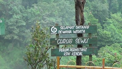 Suasana objek wisata Curugsewu yang sedang dibenahi jelang libur Nataru