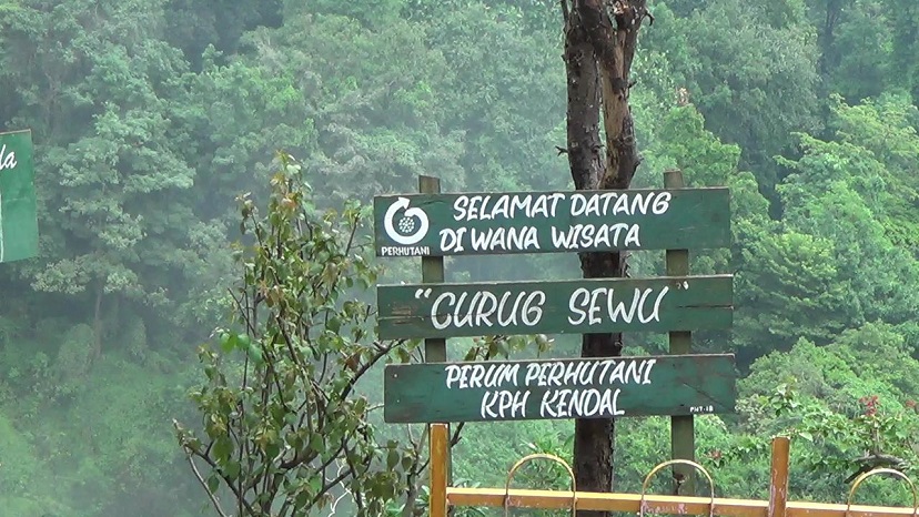 Suasana objek wisata Curugsewu yang sedang dibenahi jelang libur Nataru
