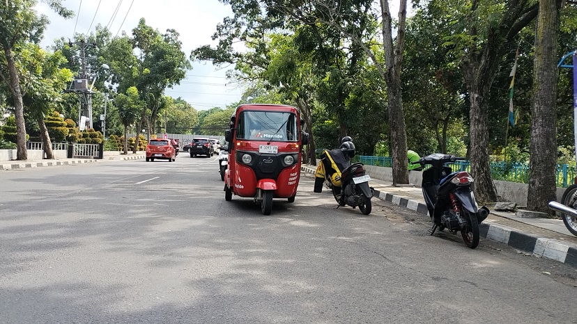 Seorang pengemudi Bajaj Maxride sedang bersiap mengantar penumpang di salah satu sudut jalan Kota Semarang