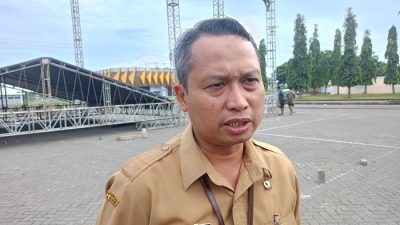 Kepala Disporapar Kendal Achmad Ircham Chalid saat meninjau lokasi persiapan malam Tahun Baru di Stadion Utama Kendal.