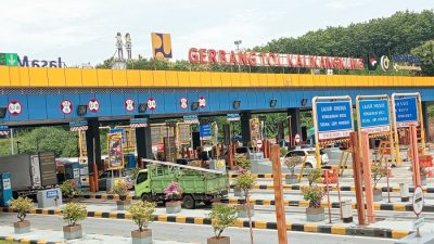 Suasana arus lalu lintas di Gerbang Tol Kalikangkung Semarang yang terpantau lancar tanpa antrean panjang