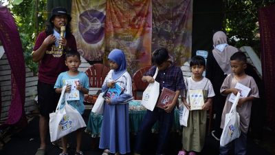 Para penulis cilik memamerkan buku karya mereka dalam acara peluncuran buku di Ilalang Fantasia 2025, Jepara.