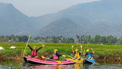 Wisatawan sedang menikmati aktivitas susur sungai menggunakan kano di kawasan Rawa Pening, Desa Rowobani, Kabupaten Semarang, dengan latar pemandangan alam