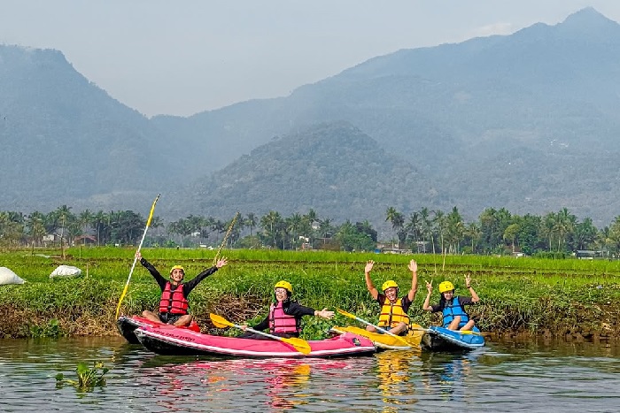 Wisatawan sedang menikmati aktivitas susur sungai menggunakan kano di kawasan Rawa Pening, Desa Rowobani, Kabupaten Semarang, dengan latar pemandangan alam