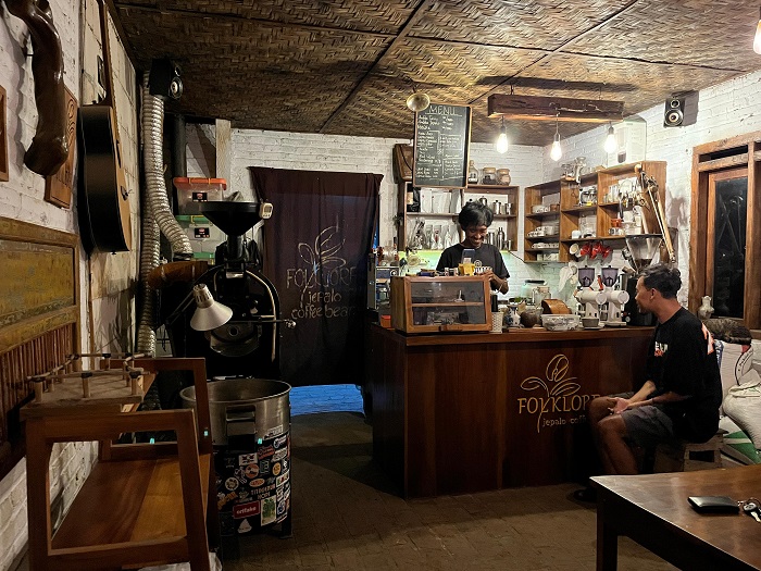 Suasana penyeduhan kopi di Kedai Folklore Jepalo Coffee Pati yang menggunakan biji kopi asli dari lereng Pegunungan Muria