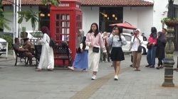 Wisatawan memadati kawasan Kota Lama Semarang yang menjadi destinasi wisata terpopuler di Jawa Tengah tahun 2025.