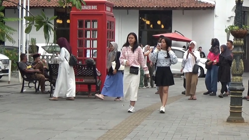Wisatawan memadati kawasan Kota Lama Semarang yang menjadi destinasi wisata terpopuler di Jawa Tengah tahun 2025.