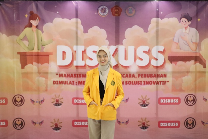 Eka Risqiana, mahasiswa UMKU saat beraktivitas dalam kegiatan pemberdayaan masyarakat