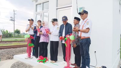 Prosesi peresmian operasional palang pintu dan pos jaga perlintasan kereta api JPL 54 di Desa Purworejo, Kendal