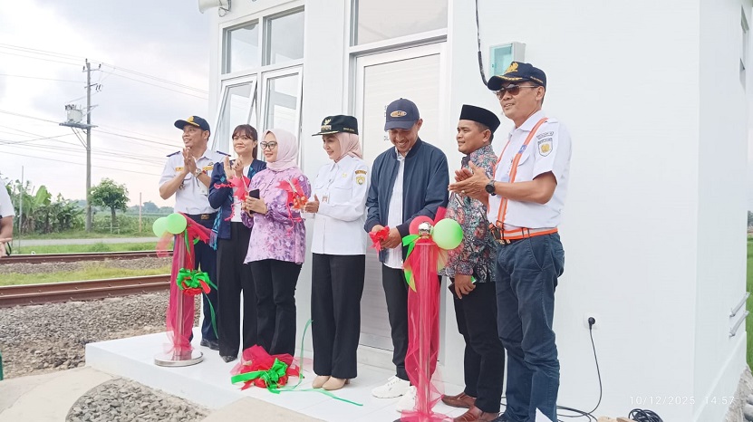 Prosesi peresmian operasional palang pintu dan pos jaga perlintasan kereta api JPL 54 di Desa Purworejo, Kendal