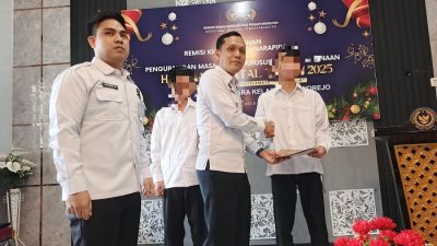 Kepala Rutan Kelas 2B Purworejo menyerahkan SK Remisi Khusus Natal 2025 kepada perwakilan warga binaan
