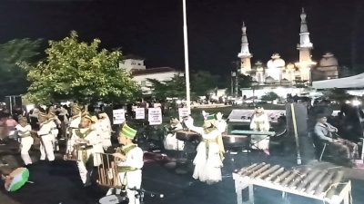 Suasana aksi penggalangan dana Pray for Sumatera oleh komunitas seni di Alun-alun Kaliwungu Kendal.