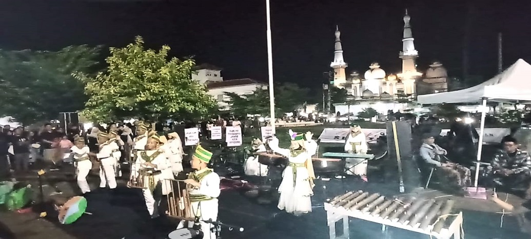 Suasana aksi penggalangan dana Pray for Sumatera oleh komunitas seni di Alun-alun Kaliwungu Kendal.