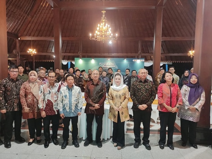 Foto bersama dalam acara Serah Terima Hasil Studi Integrated City Planning in Java di Pendopo Si Panji, Kabupaten Banyumas
