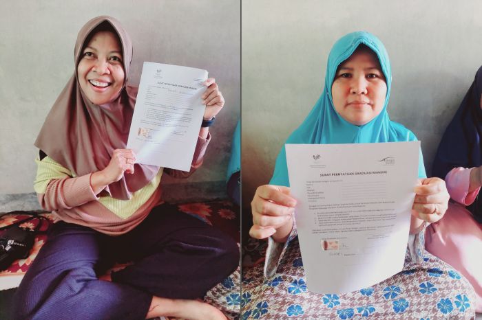Warga Desa Krandegan Purworejo menyerahkan surat pengunduran diri kepesertaan PKH (Graduasi Mandiri) kepada perangkat desa.