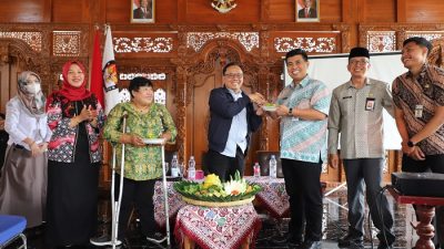 Anggota KPU Jateng Muslim Aisha (tengah kiri) bersama Kabid PFM Dinsos Jateng Moh Sigit (tengah kanan) saat peresmian JOGLO KPU usai melakukan Pendidikan Pemilih Disabilitas di Kantor KPU Jateng