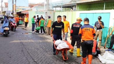 Respons Cepat Aduan ‘Wadul K1&K2’, Bupati Sam’ani Pimpin Langsung Pembersihan Gorong-gorong Sucen