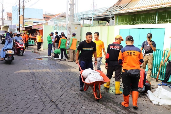 Bupati Kudus Sam’ani Intakoris bersama TNI, Polri, dan warga saat kerja bakti membersihkan gorong-gorong di Jalan KH Moh Arwani