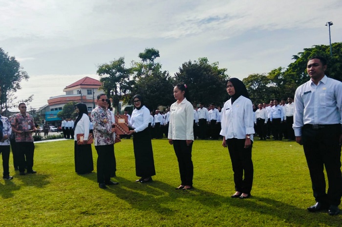 Bupati Pati Sudewo menyerahkan SK PPPK Paruh Waktu secara simbolis kepada perwakilan pegawai dalam apel di Alun-alun Pati