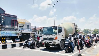 Kondisi Jalan Panglima Sudirman Pati yang sudah mulus dan dilengkapi marka jalan baru.