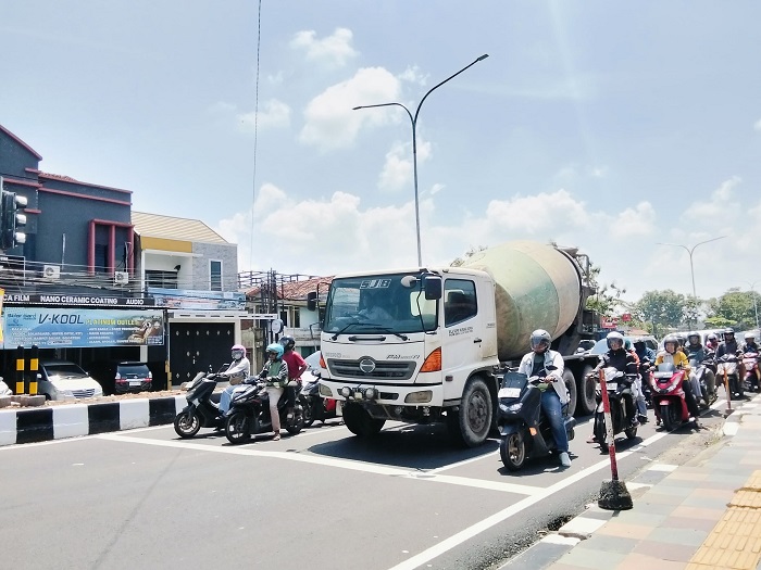Kondisi Jalan Panglima Sudirman Pati yang sudah mulus dan dilengkapi marka jalan baru.