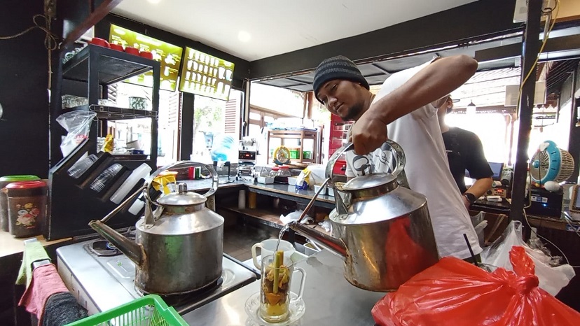 Oby Achmad Widiyanto, pengusaha disabilitas pemilik Kedai Jahe Rempah Tempo Doeloe Pati saat sedang beraktivitas di kedainya
