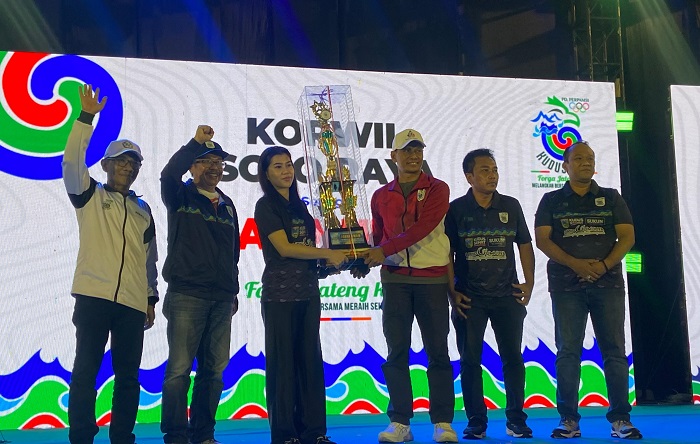 Perwakilan Solo Raya menerima piala Juara Umum FORGA ke-8 Perpamsi Jateng dari Wakil Bupati Kudus