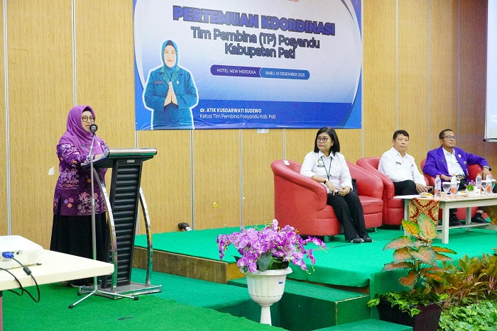 Atik Kusdarwati Sudewo sedang memberikan paparan materi dalam kegiatan Posyandu Anak Sekolah di Hotel New Merdeka Pati