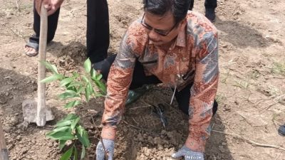 ‎‎Kepala SMP 4 Demak, Eko Widodo saat melakukan penanaman pohon di lahan kosong sekolah