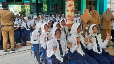 Siswi SMP Negeri 1 Lasem Rembang minum Tablet Tambah Darah bersama dalam sosialisasi pencegahan stunting