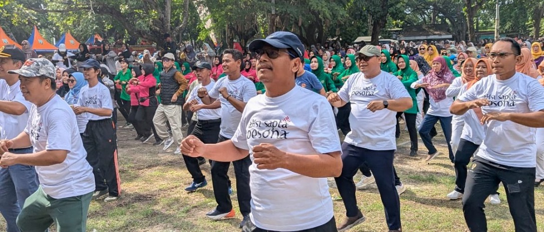 Bupati Rembang, Harno menyatu bersama ribuan masyarakat dalam kegiatan Senam Sehat Bersama untuk Rembang Sejahtera di Taman Kartini