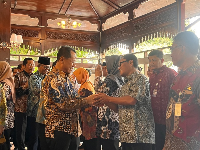 Bupati Kudus Sam'ani Intakoris setelah melantik pejabat Kepala Sekolah dan Kepala Puskesmas di lingkungan Pemkab Kudus