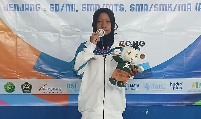 Mahira Hasna Kamila, siswi MI NU Roudlotul Wildan Kudus memegang medali juara bulu tangkis tingkat Jawa Tengah