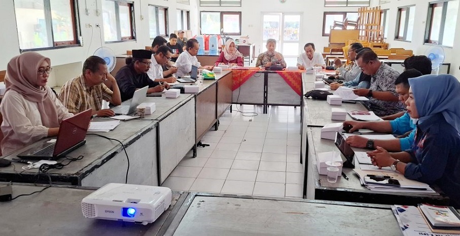 Suasana rapat Dewan Pengupahan Kabupaten (Depekab) Rembang saat membahas besaran UMK tahun 2026.